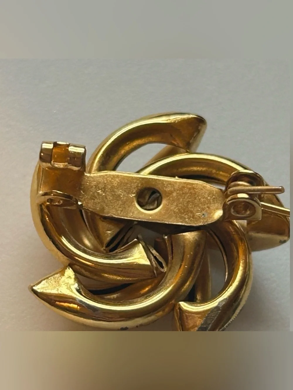 Vintage Gold Tone Abstract Geometric Swirl Brooch Pin 1